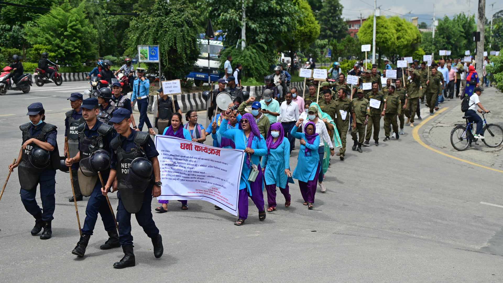 तलब माग्दै वन पैदावार विकास समितिका कर्मचारीद्वारा काठमाडाैंमा प्रदर्शन (तस्वीरहरू)